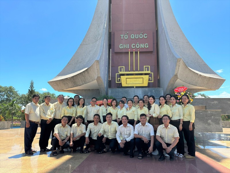 Chi bộ Trang Chủ Nhà Cái PG99 Đẳng Cấp Tặng 99K: Dâng hương tưởng nhớ, tri ân các Anh hùng – Liệt sĩ
